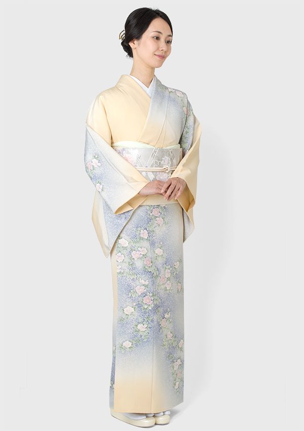 訪問着 鳥の子色 山茶花に叩き染めの訪問着 Wanocoto Mono ワノコトモノ 着物屋くるり 公式通販サイト スタイリッシュな着物と帯のセレクトショップ